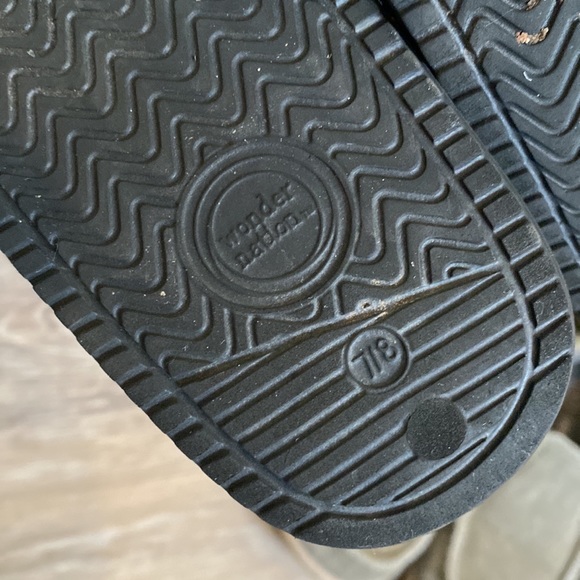 Lot of sandals/ slip on shoes. Size 8. - Picture 6 of 7